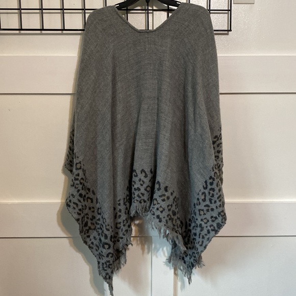 Ashley Stewart grey print shaw - Picture 3 of 3